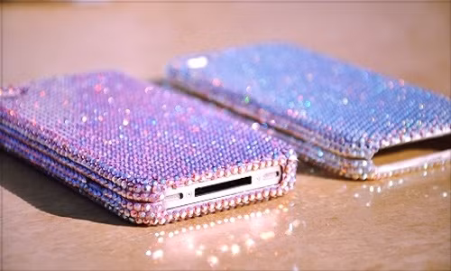Sử dụng kim cương giả cho vẻ ngoài điện thoại trở nên lóng lánh. Ảnh: Allwoman.
