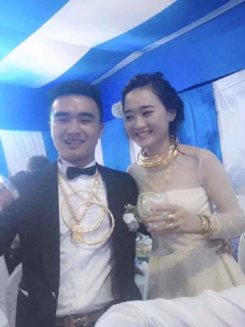 Hình ảnh cô dâu và chú rể đeo vàng nặng trĩu khiến khách mời phải kinh ngạc. Ảnh: Đời Sống &amp; Pháp Luật.