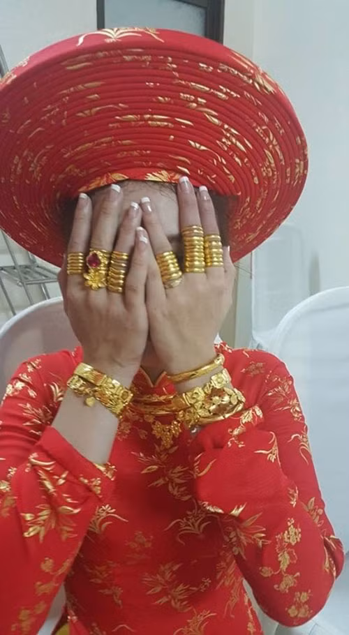 Những ngày đầu tháng 9/2015, hình ảnh một cô dâu đeo vàng kín cả hai cánh tay được cộng đồng mạng chia sẻ và bàn tán. Ảnh: Khám phá.