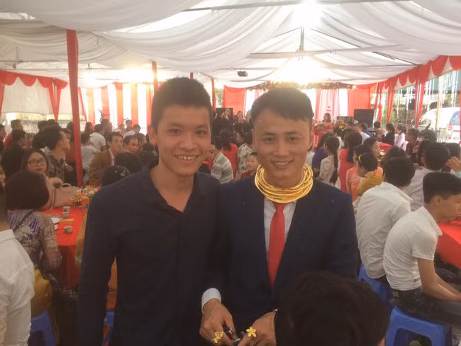 Bạn bè của cô dâu chú rể cho biết vì không muốn vợ đeo nhiều trang sức, vướng víu nên chú rể đã xung phong làm nhiệm vụ này. Ảnh: Zing.