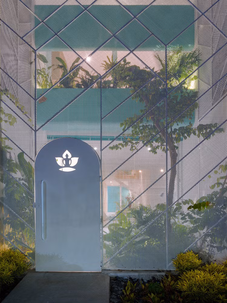 Độc đáo nhất là khung cửa bao bọc phía ngoài ngôi nhà.