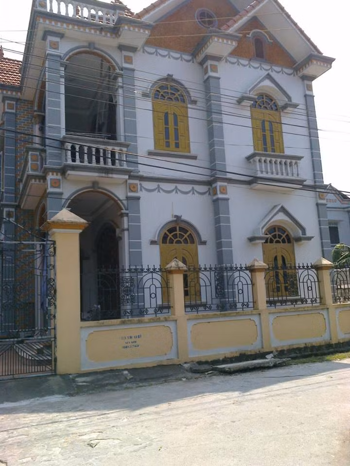 Những ngôi nhà được xây dựng cầu kỳ, kiểu cách chẳng kém các biệt thự đắt tiền trên thành phố. Ảnh: Xuatkhaulaodong.