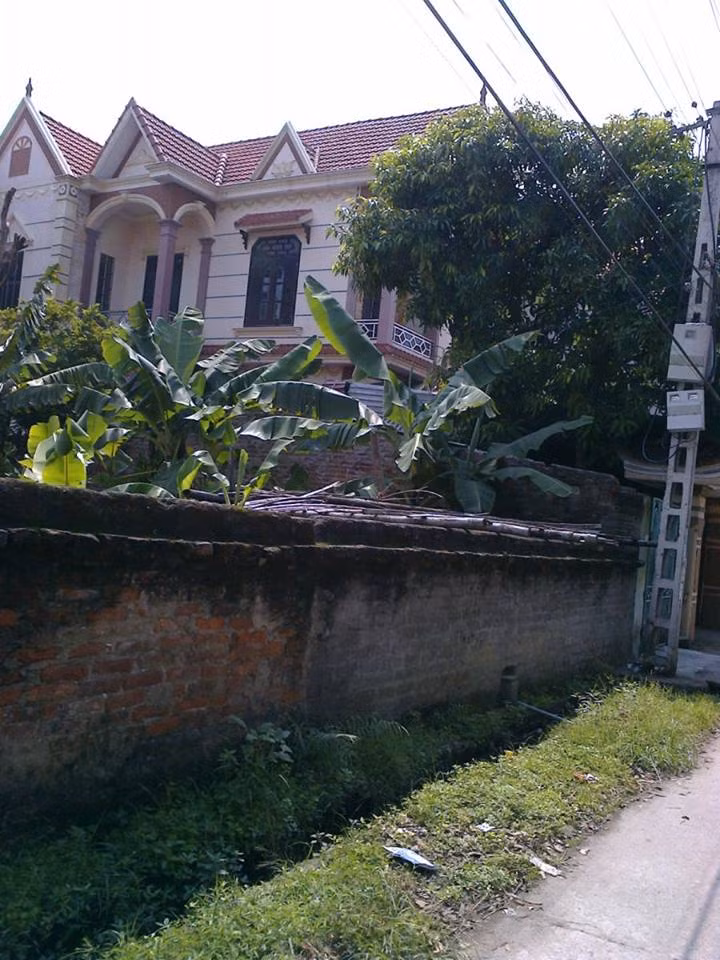 Nhiều gia đình còn nhập cả vật liệu ngoại về làm nhà. Ảnh: Xuatkhaulaodong.