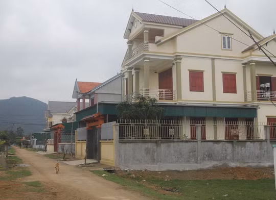 Hàng loạt ngôi nhà ba tầng, bốn tầng khang trang mang vóc dáng phố thị. Ảnh: Xkldnhanh.