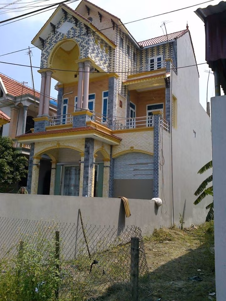 Trung bình mỗi ngôi nhà ở đây có chi phí xây dựng trên 1 tỷ đồng. Ảnh: Xuatkhaulaodong.