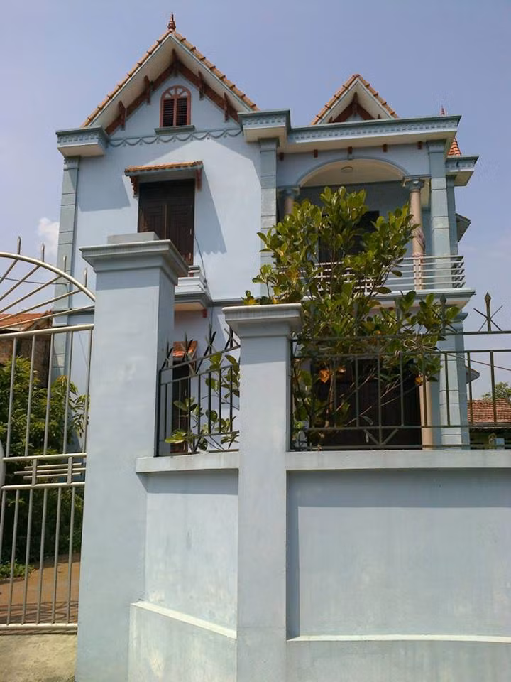 Khoảng chục năm về trước, ngôi làng chỉ toàn là nhà cấp 4 cũ kỹ. Ảnh: Xuatkhaulaodong.