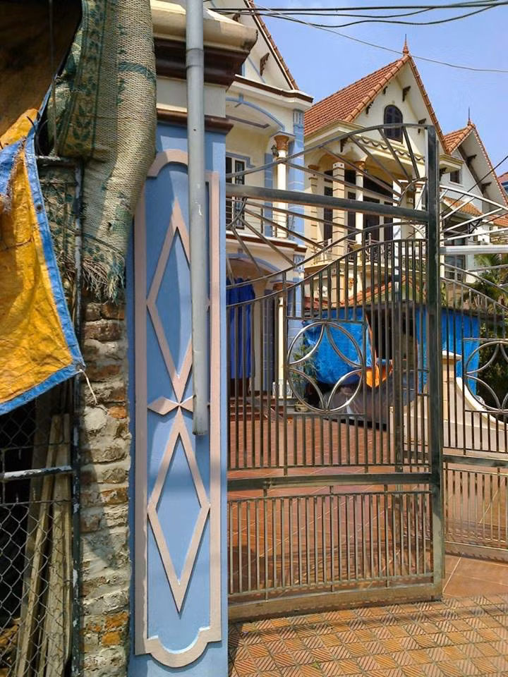 Không chỉ xây biệt thự, nhiều gia đình còn sắm cả xe hơi. Ảnh: Xuatkhaulaodong.