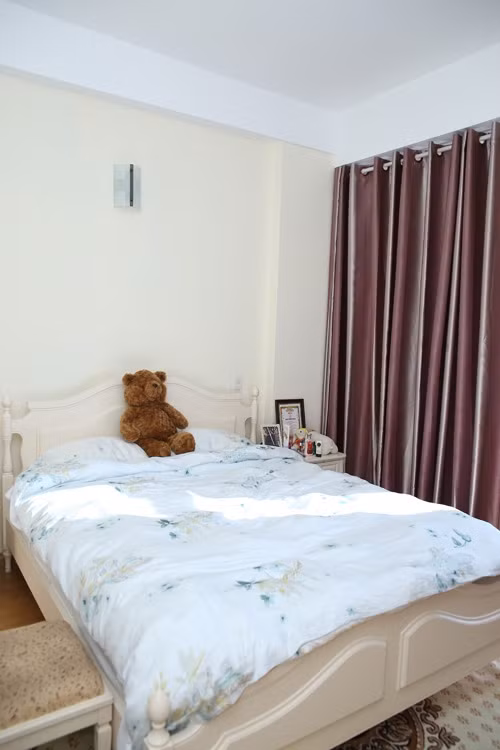 Phòng ngủ thanh lịch với rèm cửa sang trọng. Ảnh: Khám phá.