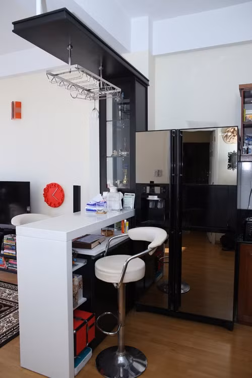 Phòng khách và phòng bếp được ngăn cách bằng một quầy bar nhỏ. Ảnh: Khám phá.