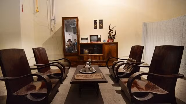 Tủ lệch là kiểu tủ được những gia đình có điều kiện đặt ở phòng khách. Ảnh: Zing.