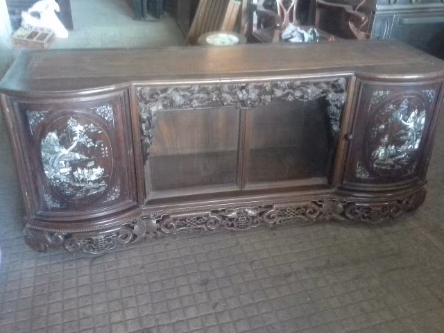 Bên cạnh sử dụng làm bàn thờ, để các vật dụng như ấm, chén, đĩa...tủ chè còn là vật trang trí trong nhà Việt xưa. Ảnh: Xuavanay.