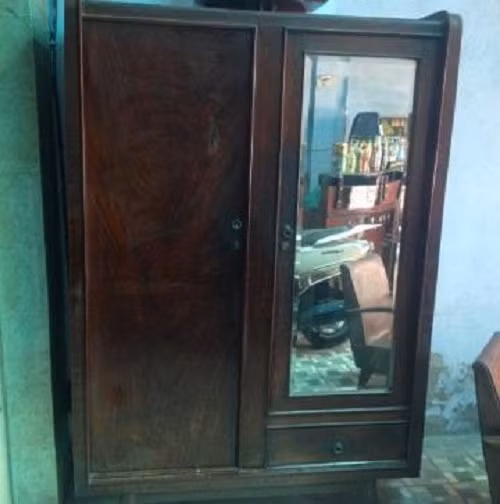 Tủ quần áo xưa cũ. Ảnh: Docugiare.