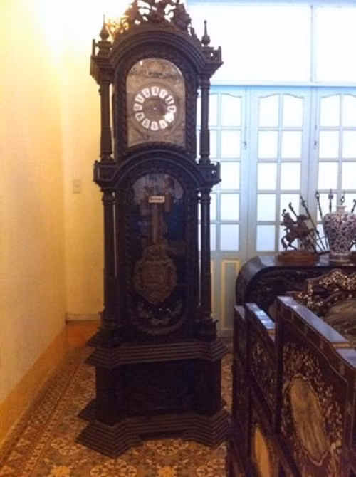 Đồng hồ cổ mang dáng dấp Châu Âu chỉ xuất hiện trong nhà giàu Việt xưa. Ảnh: Donghoco.