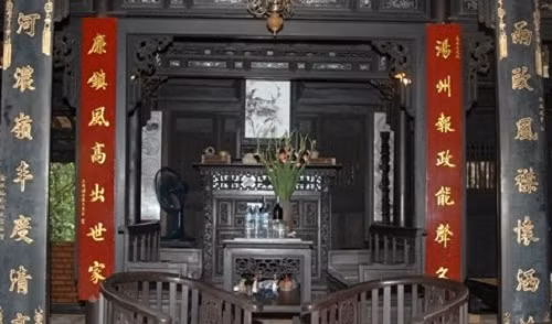 Hoành phi và câu đối thường được bài trí ở gian giữa. Ảnh: Mynghehaiminh.