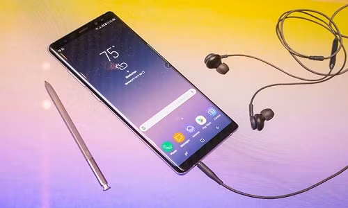 Note 8 mỏng 8,5 mm, và giữ lại giắc cắm tai nghe 3,5 mm. Ảnh: Cnet.
