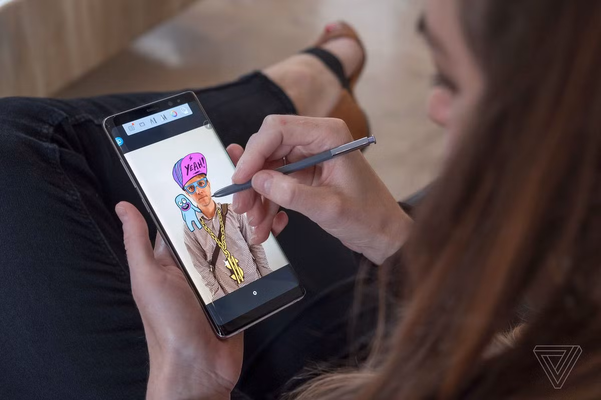 Ngoài ra, bút S-Pen mới mảnh, hỗ trợ viết thật hơn và cho phép vẽ để gửi nhanh tin nhắn dạng ảnh động và lưu dưới dạng file GIF. Ảnh: Theverge.