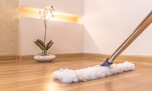 Nếu không, bạn có thể lau sàn gỗ bằng hỗn hợp giấm trắng hòa cùng nước ấm hoặc dung dịch gồm 1 phần dầu gội em bé, 1 phần rượu và 4 phần nước. Ảnh: Lautlos.