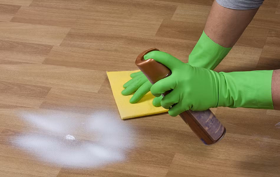 Tránh sử dụng chất tẩy rửa dành cho sàn gạch cho sàn gỗ vì chúng có thể làm hỏng bề mặt sáng bóng vốn có của sàn. Tốt nhất hãy chọn chất tẩy rửa dành riêng cho sàn gỗ. Ảnh: Lifewood Floors.