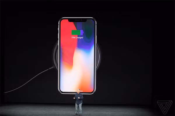 iPhone X cũng có tính năng sạc không dây chuẩn Qi. Ảnh: The Verge.