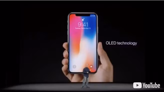 Sử dụng thiết kế tràn viền, không có nút Home, người dùng iPhone X sẽ vuốt từ dưới lên. Ảnh: Youtube.