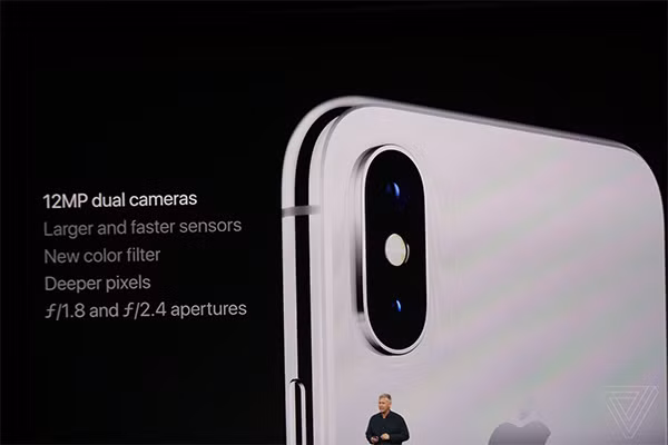 iPhone X có camera kép, thông số gần tương tự như iPhone 8. Tuy nhiên, điểm khác biệt là camera xếp dọc và độ mở của ống kính góc hẹp tốt hơn f/2.4 so với f/2.8 của iPhone 8. Ảnh: The Verge.