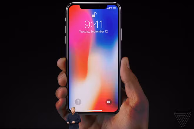 Màn hình iPhone X sử dụng tấm nền OLED và công nghệ True Tone. Ảnh: The Verge.