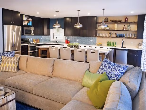 Ghế sofa đồng thời là vách ngăn chia không gian phòng khách và bếp. Ảnh: Printest.