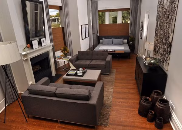 Phòng khách và phòng ngủ thông nhau tạo không gian thông thoáng, rộng rãi, mở ra khu vực sống thân thiện. Ảnh: Homedit.