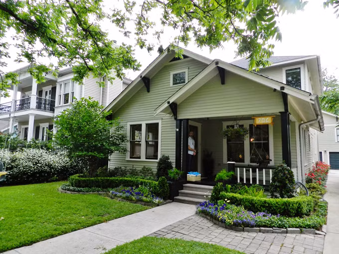 Nhà vườn 1 tầng 3 phòng ngủ mang phong cách châu Âu. Mái thái gợi không gian gần gũi, ấm áp tình quê. Ảnh: Domucosc.