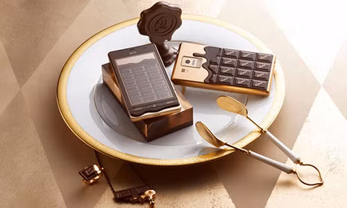 Nhìn không khác chiếc điện thoại siêu sang mạ vàng. Ảnh: Hardware Spher.