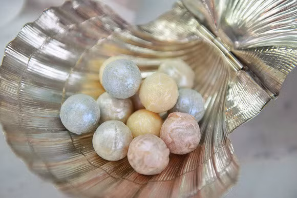 Nhìn qua ai cũng ngỡ đây là những viên ngọc trai tuyệt đẹp. Tuy nhiên, chúng thực chất là socola viên với nhiều vị khác nhau. Ảnh: Japan.