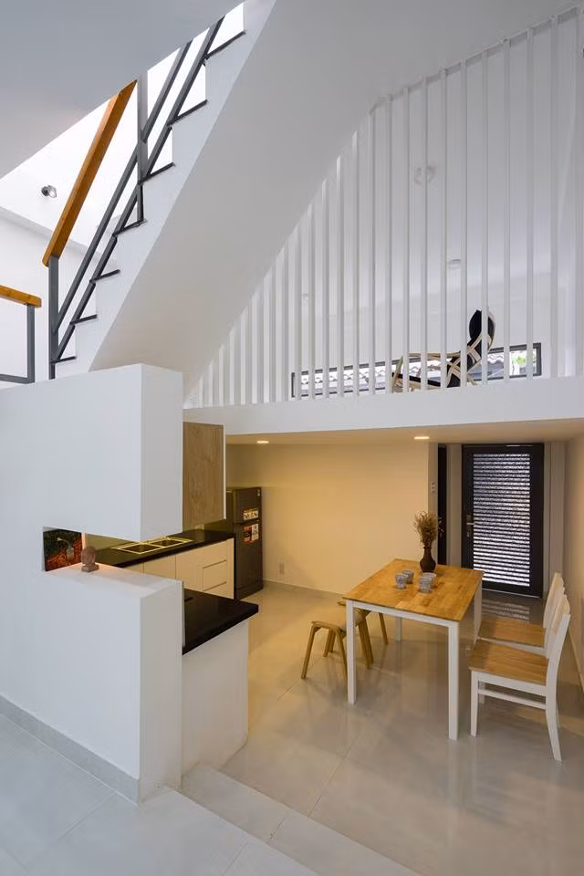 Tầng lửng được di dời từ phía trước ra sau để tạo một không gian sinh hoạt đa chức năng dành cho mọi thành viên trong gia đình.