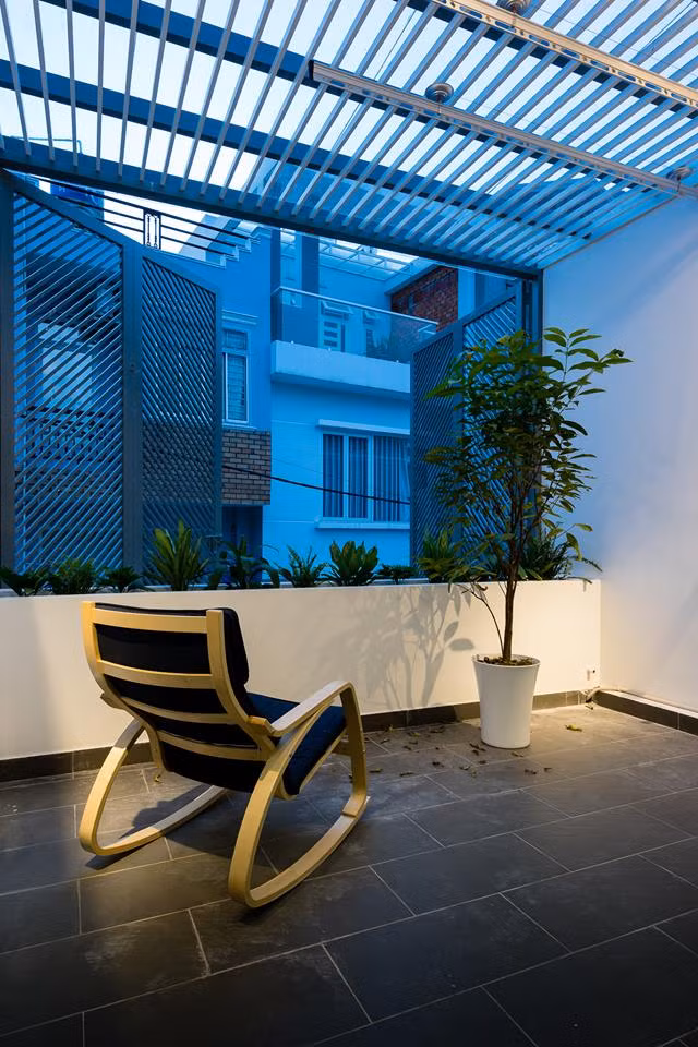 Sân vườn với khung cửa mở rộng là nơi gia chủ có thưởng trà, đọc sách vào những đêm hè oi bức.