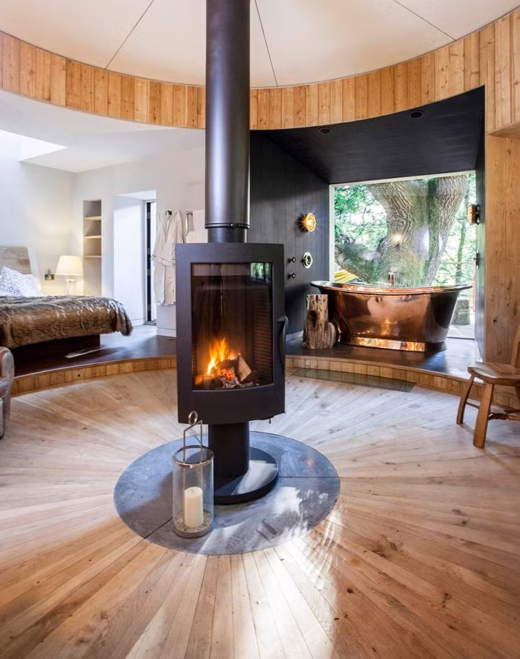 Phòng khách được lồng ghép khéo léo với phòng ngủ, phòng tắm và nhà bếp sang trọng.