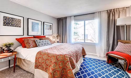 Sử dụng họa tiết lòe loẹt là một trong những sai lầm khi trang trí phòng ngủ nhiều người mắc. Quá nhiều gam màu pha trộn với nhau tạo cảm giác bừa bộn trong phòng ngủ. Ảnh: Bobvila.