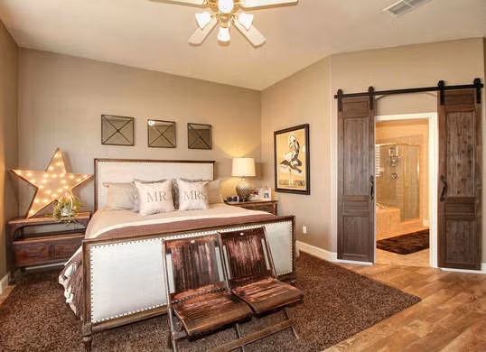 Không chú trọng hệ thống chiếu sáng trong phòng ngủ như đèn đọc sách, đèn cạnh giường ngủ...cũng là lỗi trang trí ảnh hưởng tới giấc ngủ. Ảnh: Bobvila.