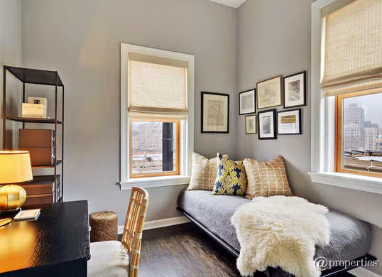 Bố trí nội thất thiếu khoa học có thể làm mất mỹ quan không gian phòng ngủ. Hãy xem xét mọi không gian và sự thích hợp của các đồ vật trước khi kê đồ. Ảnh: Bobvila.