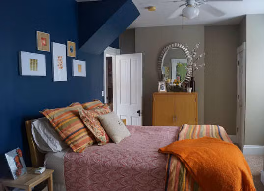 Một chiếc giường lớn trong phòng ngủ chật không chỉ làm mất không gian mà còn làm mất đi tính thẩm mỹ của căn phòng. Tốt nhất nên chọn giường có kích thước phù hợp với diện tích phòng. Ảnh: Bobvila.