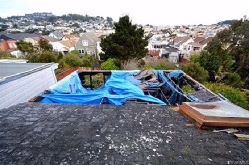 Mái nhà đã bị hỏa hoạn thiêu rụi.