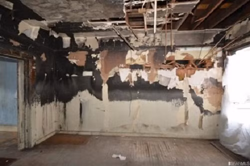 Trần nhà như sắp đổ sập.