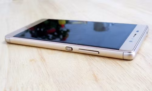 Nếu không thật sự cần thiết sử dụng điện thoại pin tháo rời, nên chọn sản phẩm có thiết kế nguyên khối, mang lại dáng vẻ sang trọng. Tuy nhiên, thiết kế nguyên khối có nhược điểm là không tháo lắp lưng được, khó khăn trong việc thay thế pin về sau. Ảnh: Massgo.