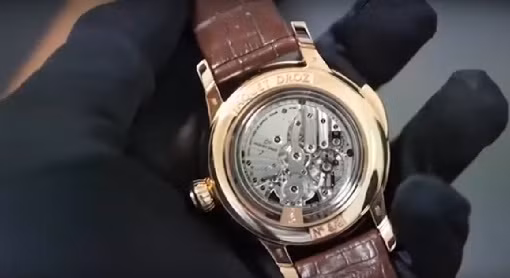 Để phát ra những âm thanh như tiếng chim hót, chiếc đồng hồ này được gắn một loạt pitong và còi. Ảnh: Youtube.