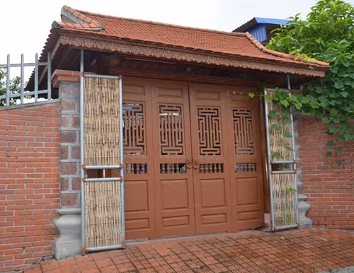 Phần lớn những ngôi nhà gỗ lim này đều do người nông dân “chân lấm tay bùn” dựng nên. Niềm đam mê chơi nhà gỗ với thú vui gom góp từng cây gỗ để đến khi đủ vật liệu xây dựng, họ đã tự dựng nên những căn nhà độc đáo, trở thành một di sản quý giá cho con cháu đời sau ngưỡng mộ và tự hào.