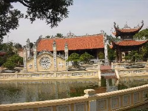 Một đại gia nổi tiếng trong giới bất động sản ở Hải Dương đã bỏ ra 60 cây vàng để dát cho ngôi nhà vườn tại xã Tân Dân, huyện Chí Linh. Tổng diện tích của ngôi biệt thự này là 5.000m2.