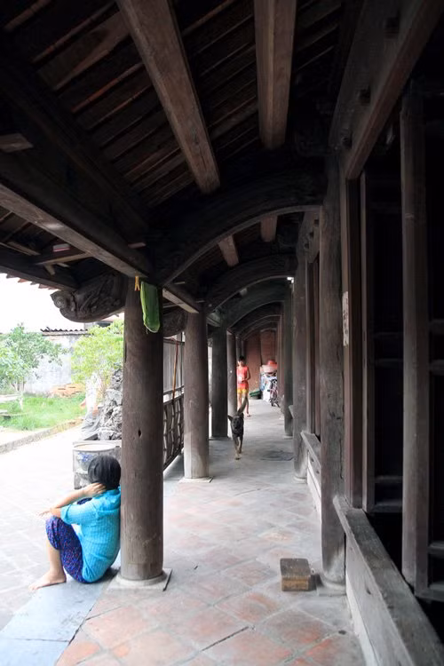 Nhà hiện có 7 gian, 3 gian chính giữa là nơi thờ tự, nơi quan trọng nhất trong nhà ở dân gian Bắc Bộ. Nhà có 28 cánh cửa bức bàn. Thời Pháp chiếm đóng, 27 cánh cửa bị đốt. Về sau, cánh cửa duy nhất còn lại được dùng làm nguyên mẫu để đóng những cửa khác.