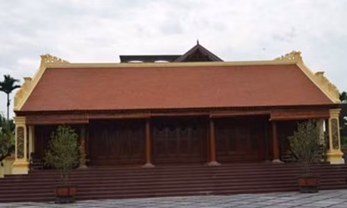 Ở xã Thủy Triều, huyện Thủy Nguyên, TP. Hải Phòng nhà tầng không được ưa chuộng mà thay vào đó là “mốt” dựng nhà gỗ, mang đậm nét cổ kính. Cả xã có khoảng 150 ngôi nhà gỗ lim, có giá từ vài trăm triệu đến cả chục tỷ đồng, với thiết kế truyền thống gây ấn tượng.