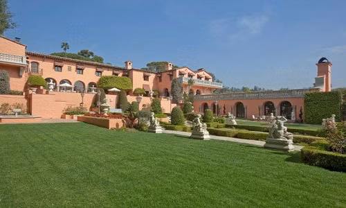 600.000 USD/tháng (hơn 13 tỷ đồng) là giá cho thuê của ngôi nhà Beverly House tại California, USA. Đây là địa điểm nghỉ ngơi trong tuần trăng mật của John F. Kennedy năm 1953. Ảnh: Curbed LA.