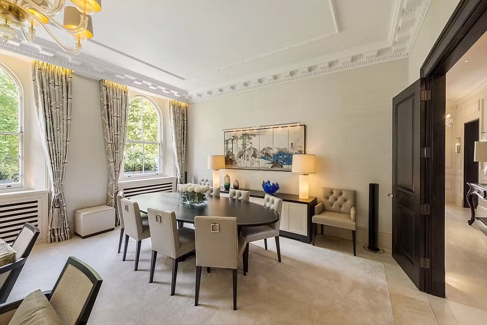 Căn hộ cao cấp nằm tại trung tâm London, nước Anh có ban công nhìn ra công viên Hyde cho thuê với giá 295.971 USD/tháng (khoảng 6,7 tỷ đồng). Ảnh: Dailymail.