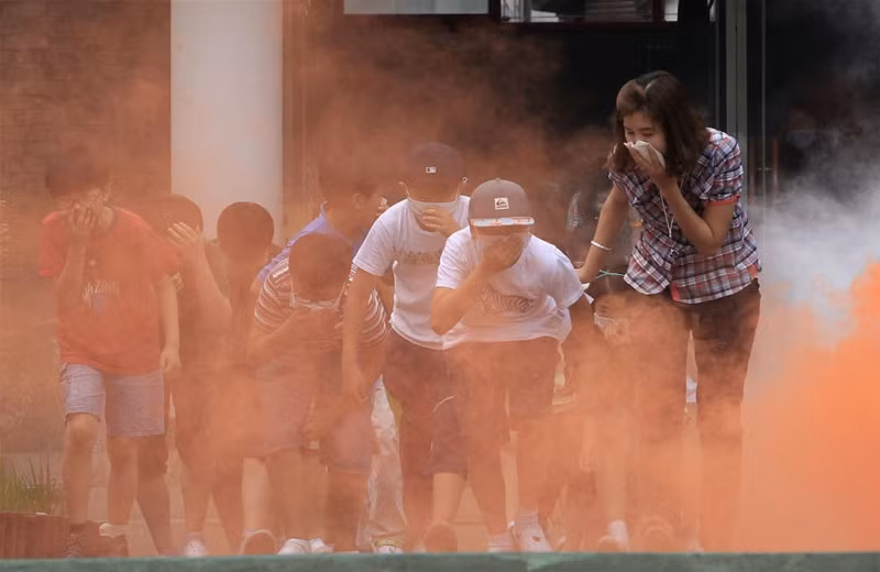 Trên đường thoát, hãy báo cho tất cả mọi người ở vùng lân cận biết có cháy xảy ra và cùng xuống. Việc đi cùng nhiều người trong bóng tối giúp bạn đỡ hoảng loạn hơn là đi một mình. Ảnh: Timeoutvietnam.