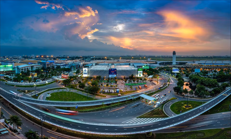 Hệ thống giao thông thành phố liên tục được nâng cấp và hoàn thiện để giải quyết vấn đề ùn tắc. Nút giao thông cửa ngõ sân bay quốc tế Tân Sơn Nhất đã được thêm cây cầu vượt để xe cộ đi lại thông thoáng hơn. Ảnh: Đông Giang.